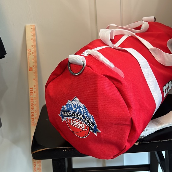 UNLV '90 GYM BAG - Picture 3 of 11